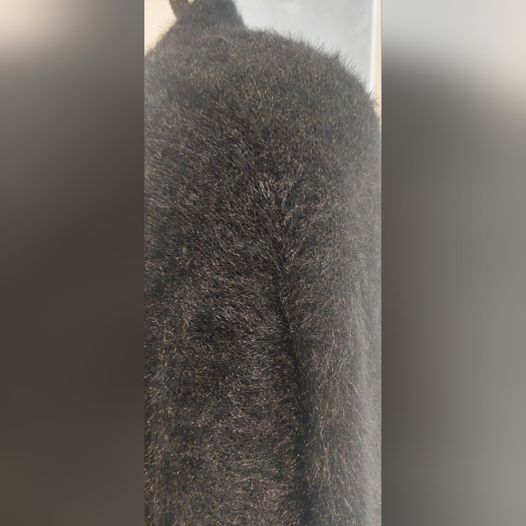 Elegant Black V-Neck Sweater - Picture 4 of 9